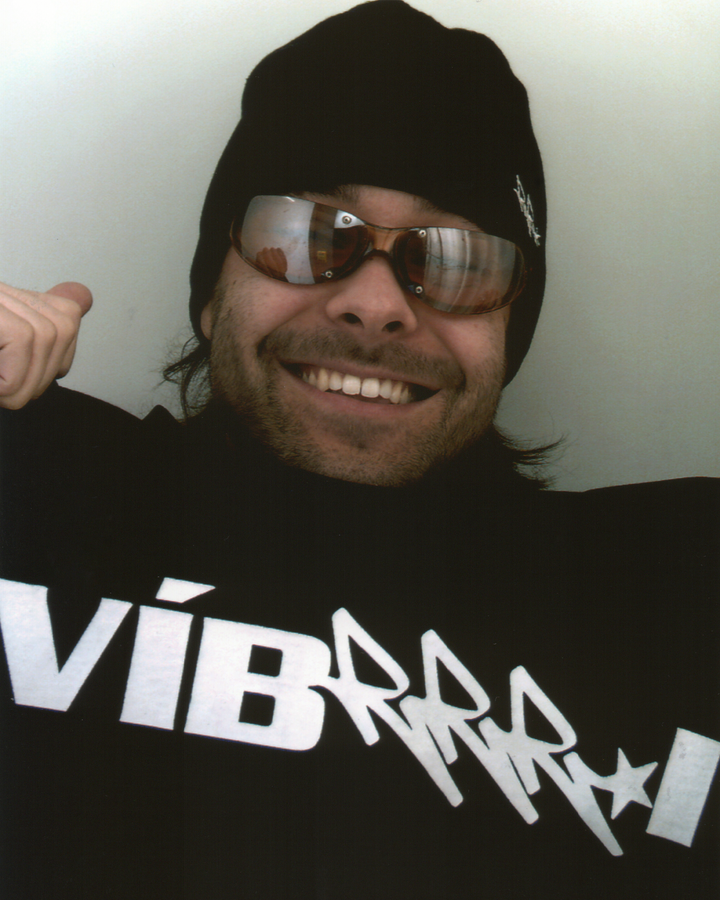 TVIBRRRI T-SHIRT [PRE-ORDER]